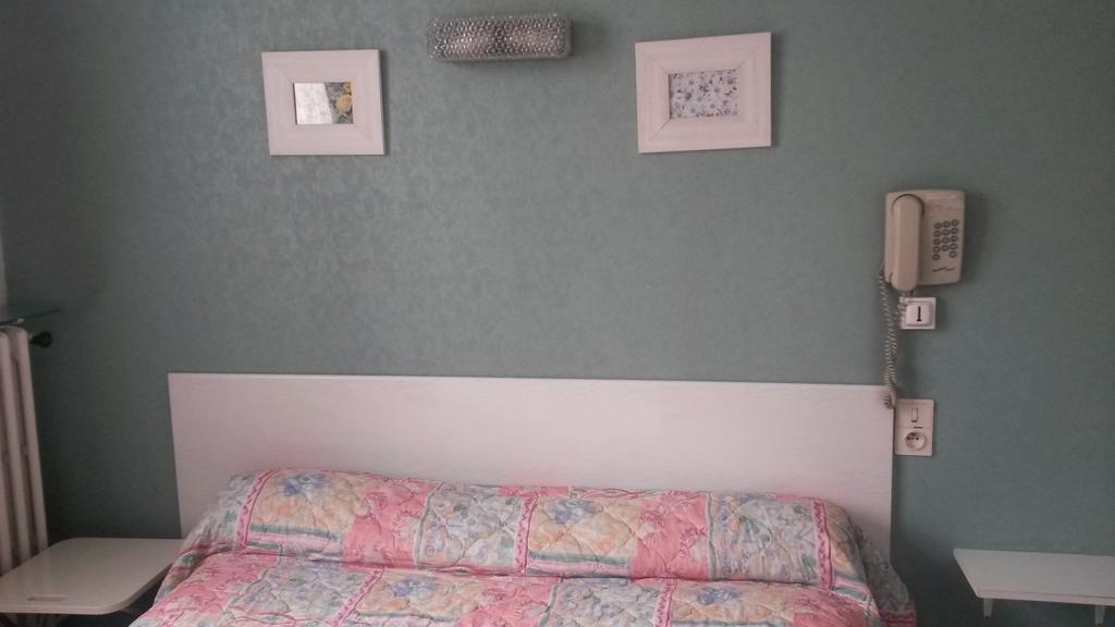 Central Hotel Saint-Priest  Bagian luar foto